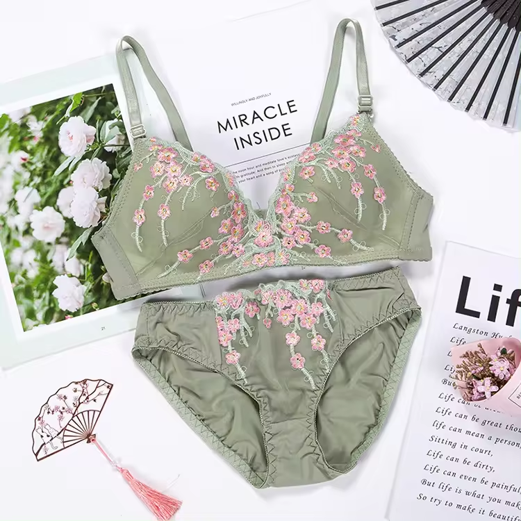Wireless Seamless Bra and Panty Women's Lingerie Set (Pack of 4)