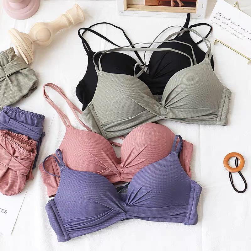 Wireless Seamless Bra and Panty Women's Lingerie Set (Pack of 4)